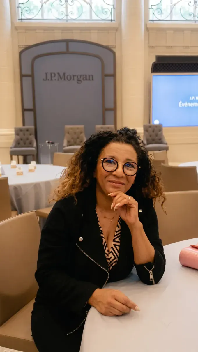 Nora Aamara, courtière en financement chez Naura Conseils Finances